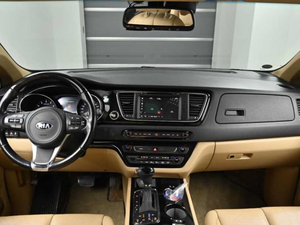 Kia Carnival — photo 01
