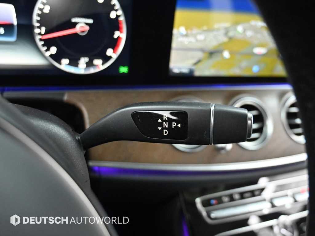Mercedes-Benz E-Class — photo 09