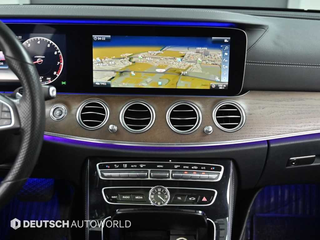 Mercedes-Benz E-Class — photo 14