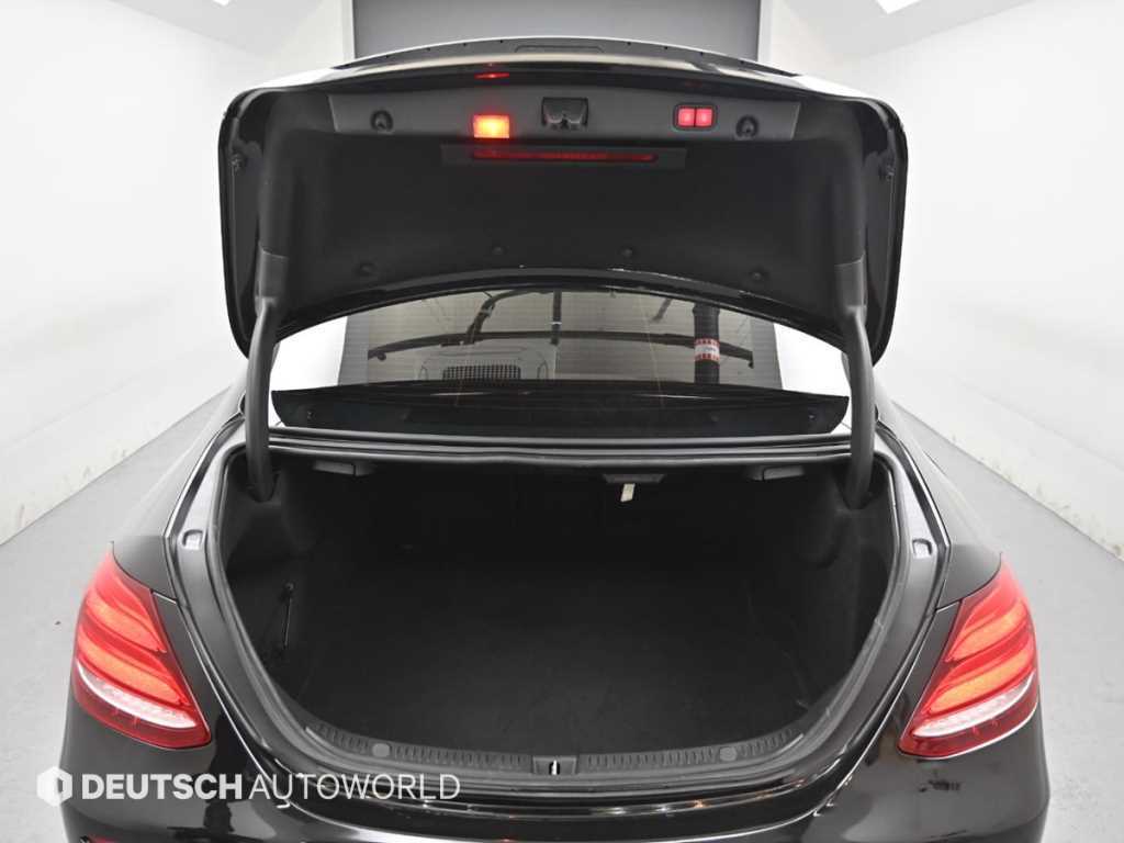 Mercedes-Benz E-Class — photo 19