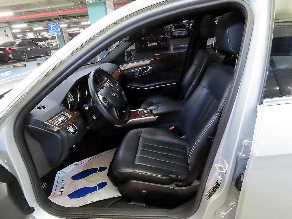 Mercedes-Benz E-Class — photo 06