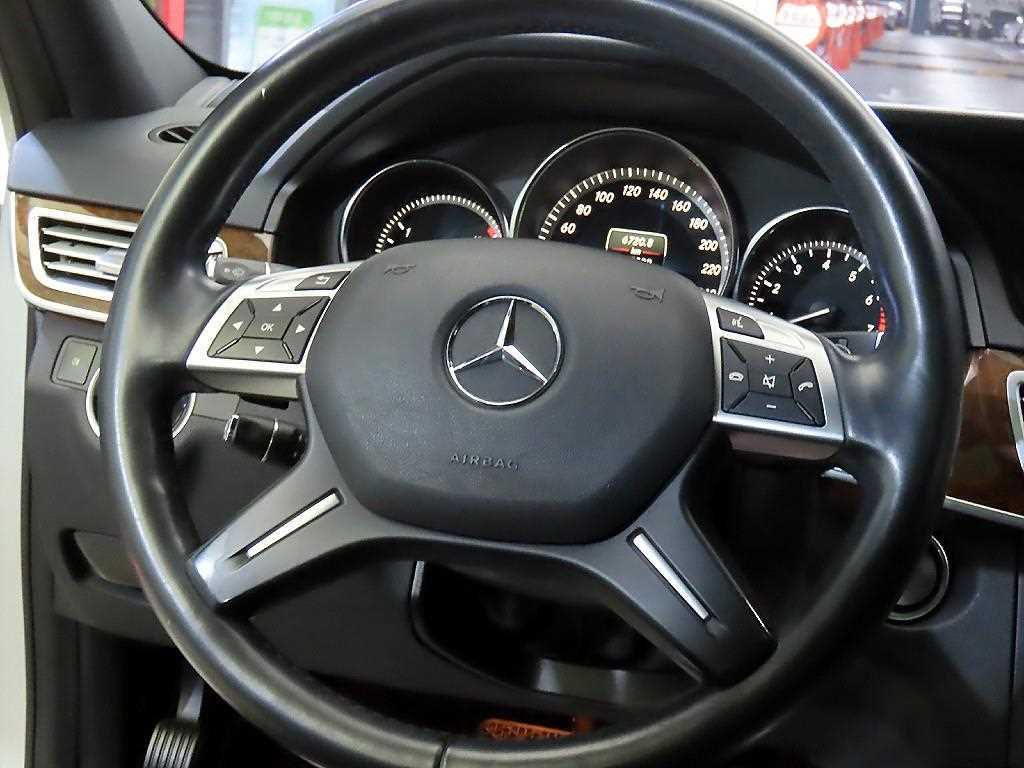 Mercedes-Benz E-Class — photo 08