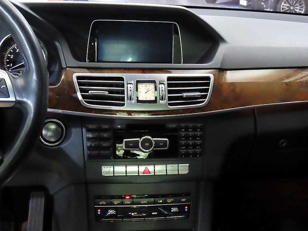 Mercedes-Benz E-Class — photo 11