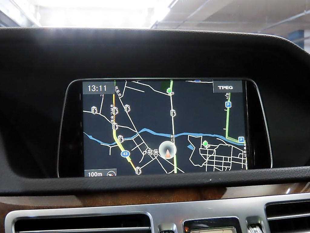 Mercedes-Benz E-Class — photo 14