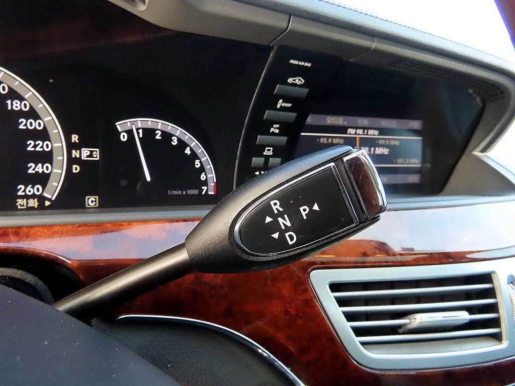 Mercedes-Benz S-Class — photo 10