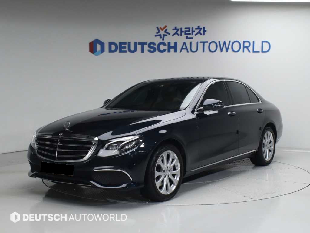 Mercedes-Benz E-Class — photo 01