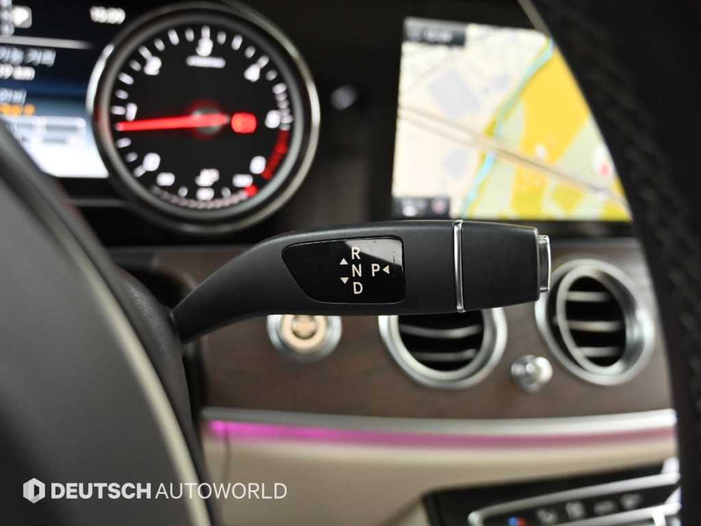 Mercedes-Benz E-Class — photo 09