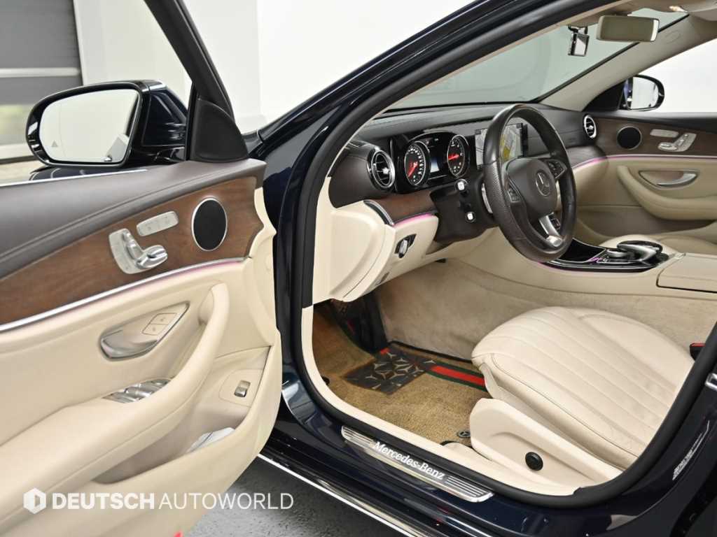 Mercedes-Benz E-Class — photo 11
