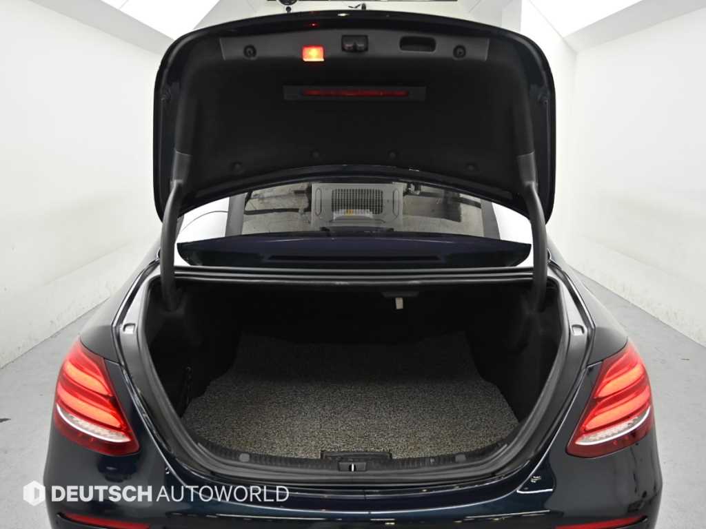 Mercedes-Benz E-Class — photo 19
