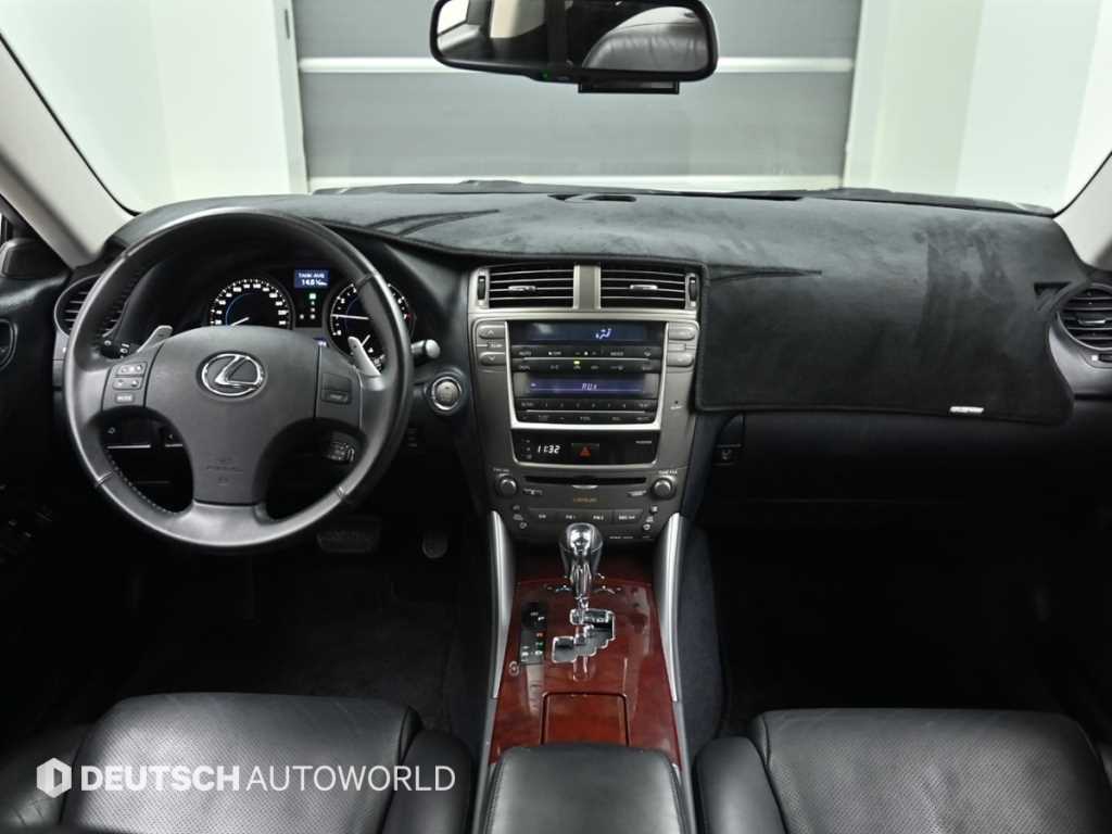 Lexus IS — photo 07