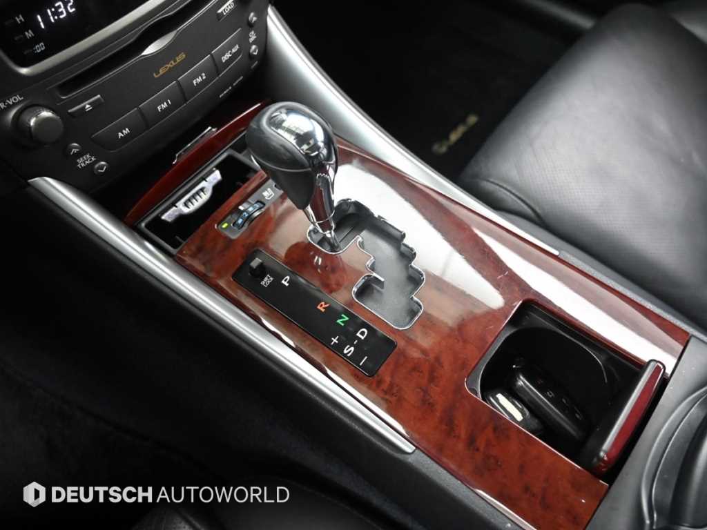 Lexus IS — photo 09