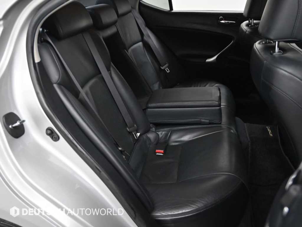 Lexus IS — photo 12