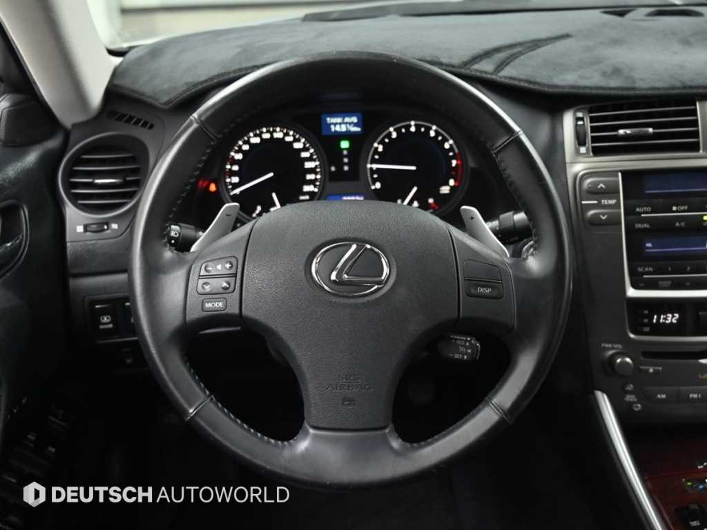 Lexus IS — photo 13