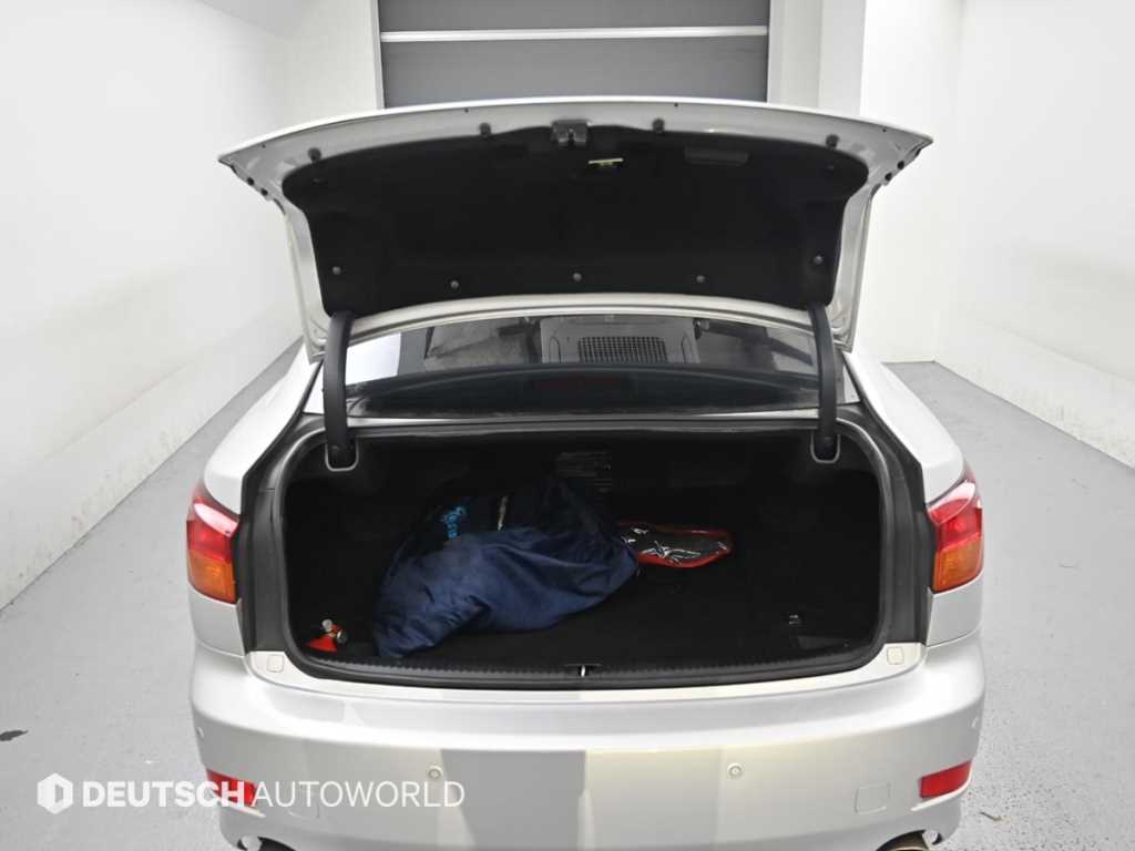 Lexus IS — photo 19