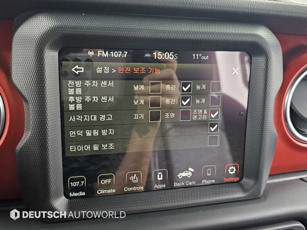 Jeep Wrangler — photo 16