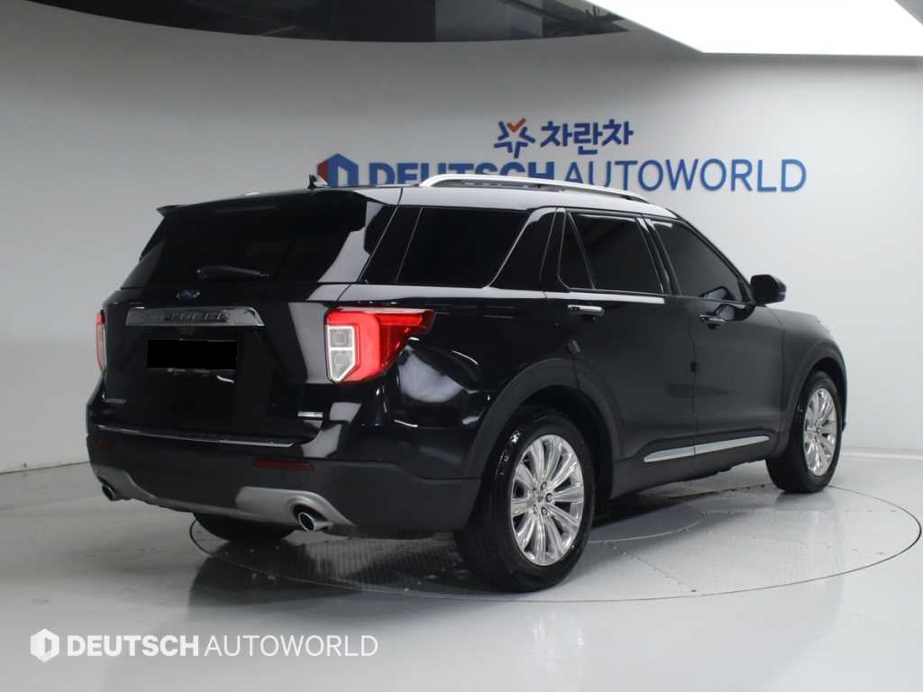 Ford Explorer — photo 02