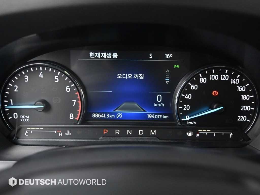 Ford Explorer — photo 08
