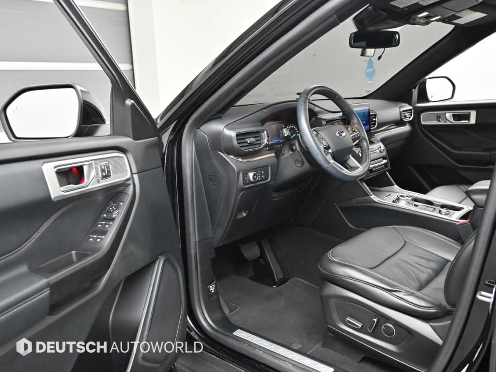 Ford Explorer — photo 11