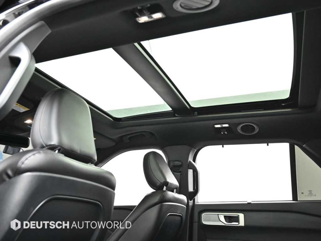 Ford Explorer — photo 18