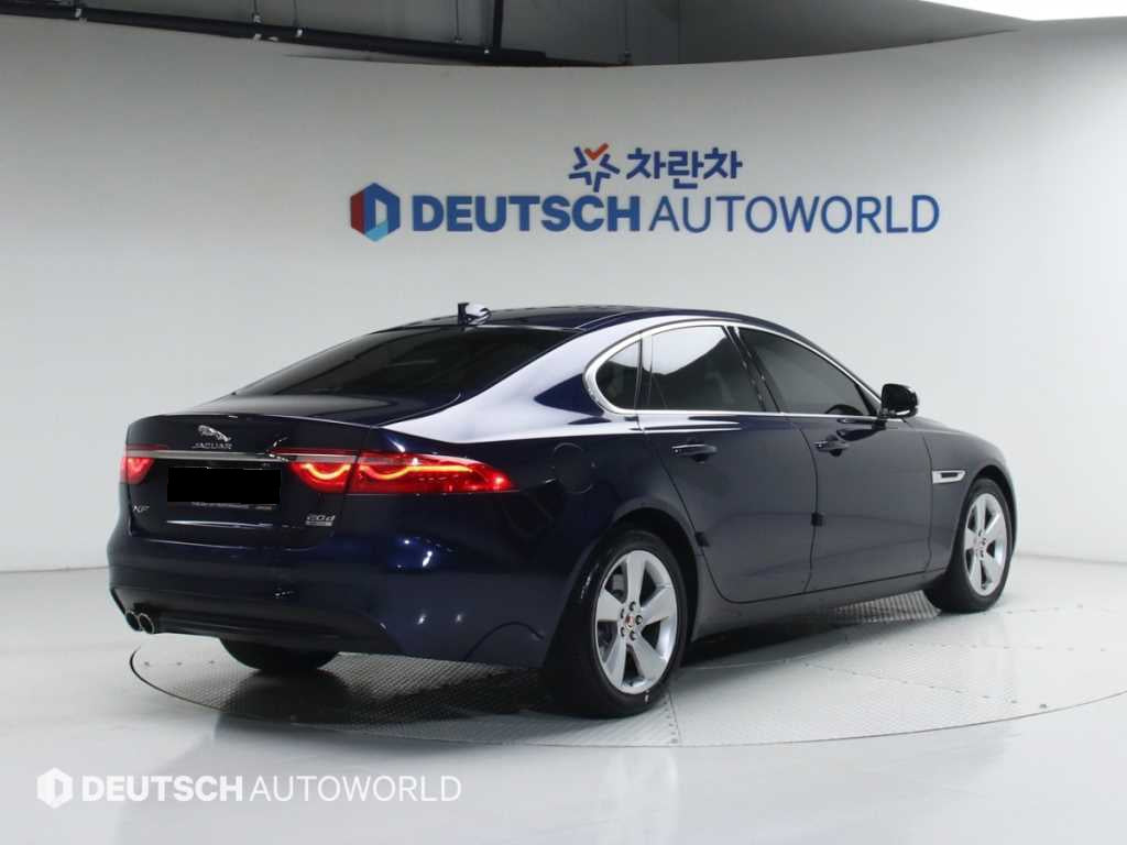 Jaguar XF — photo 02