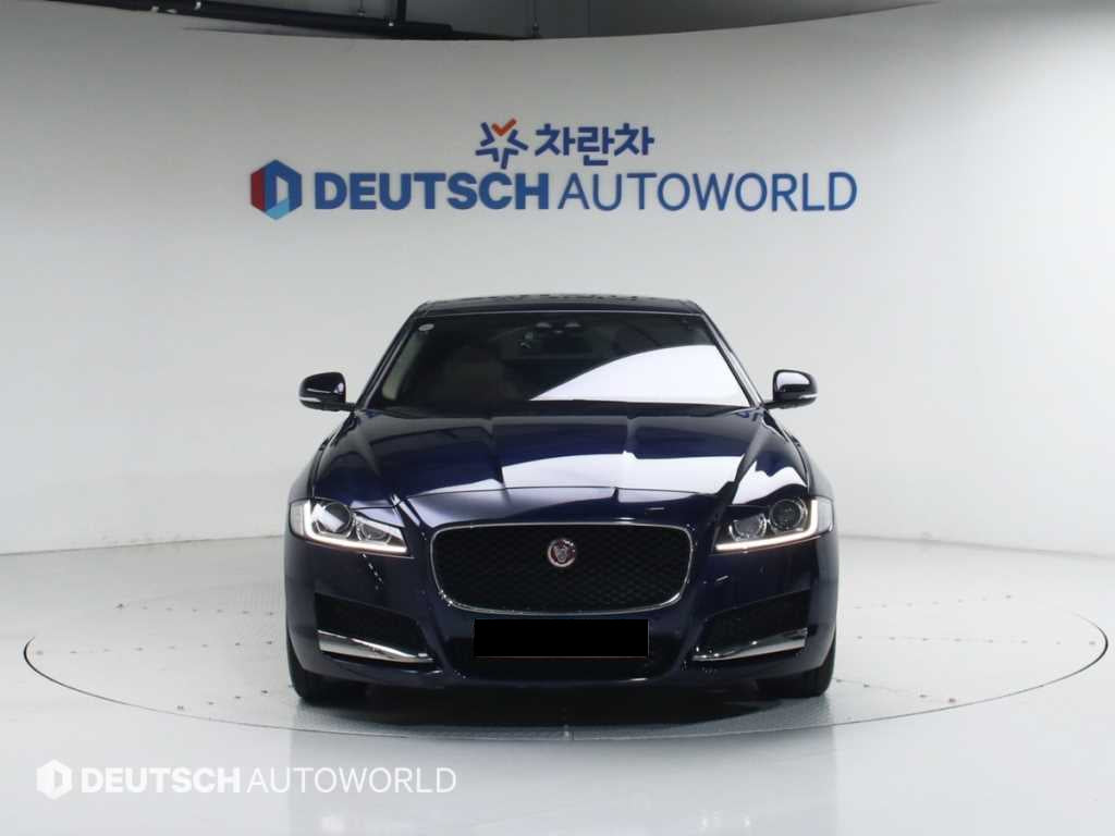 Jaguar XF — photo 03