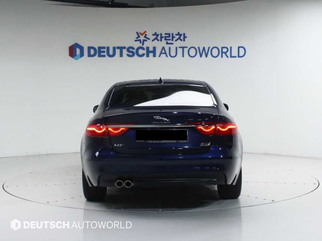 Jaguar XF — photo 04