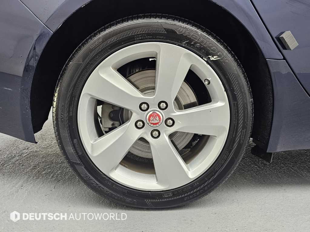 Jaguar XF — photo 05