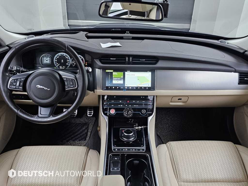 Jaguar XF — photo 07
