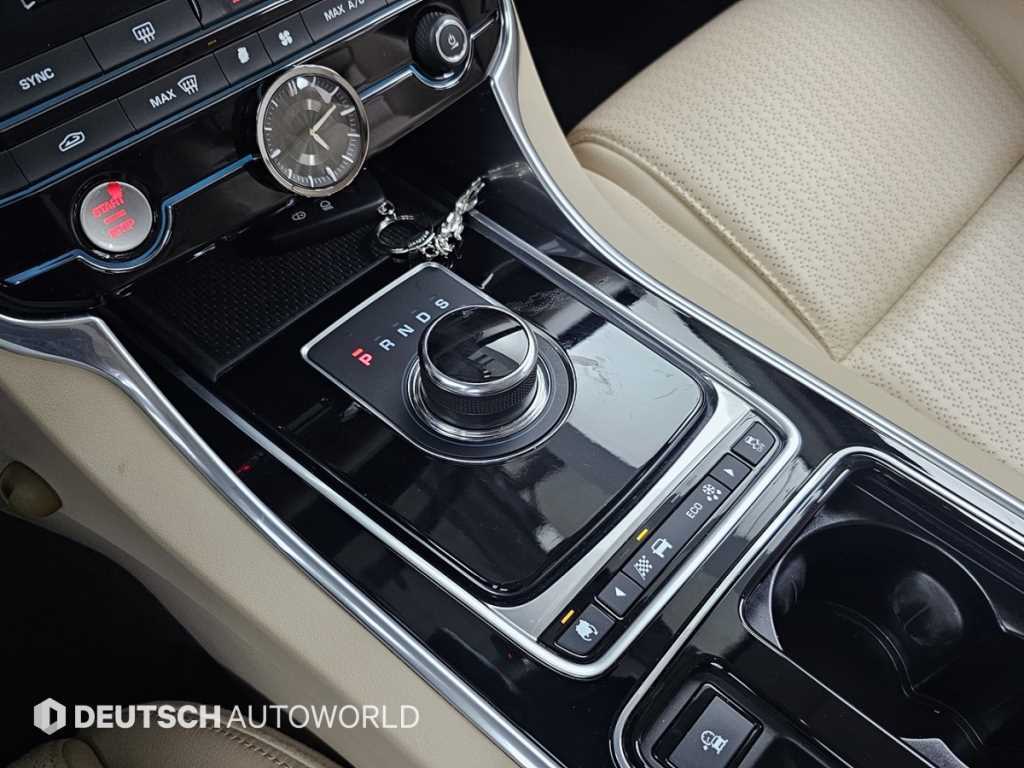 Jaguar XF — photo 09