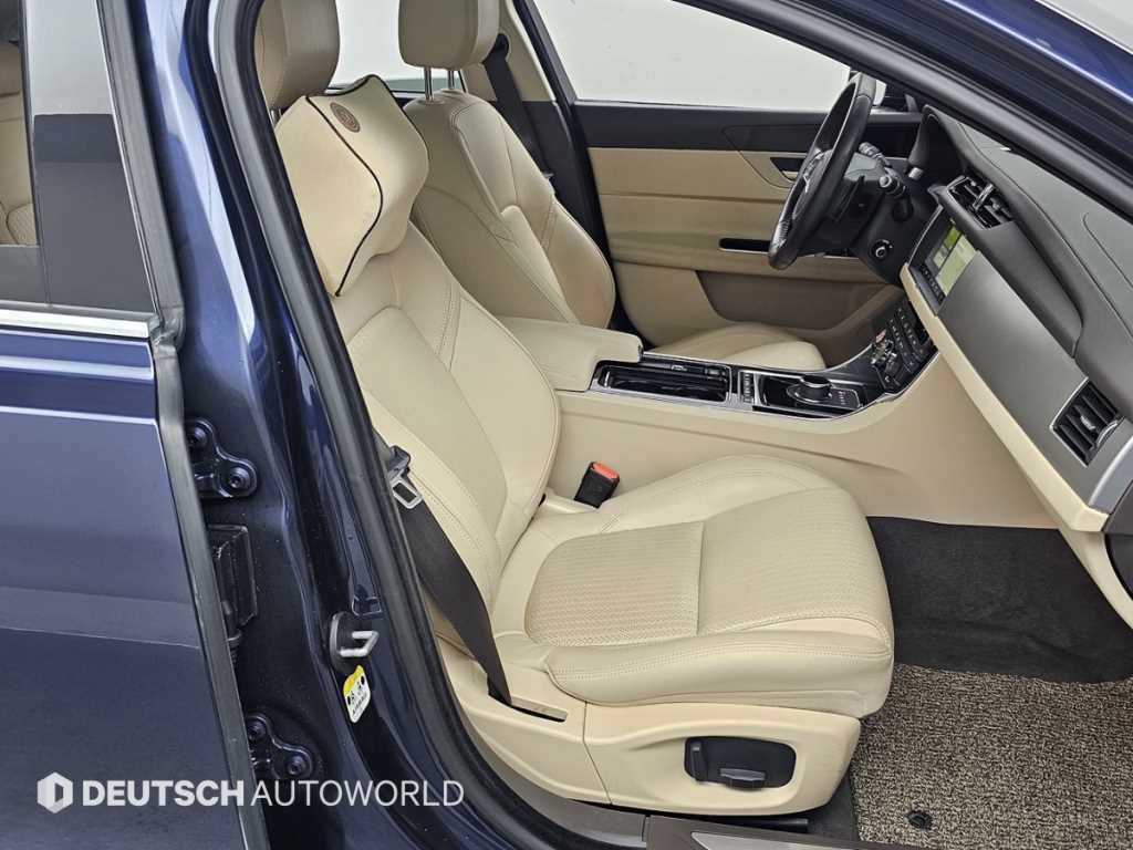 Jaguar XF — photo 10