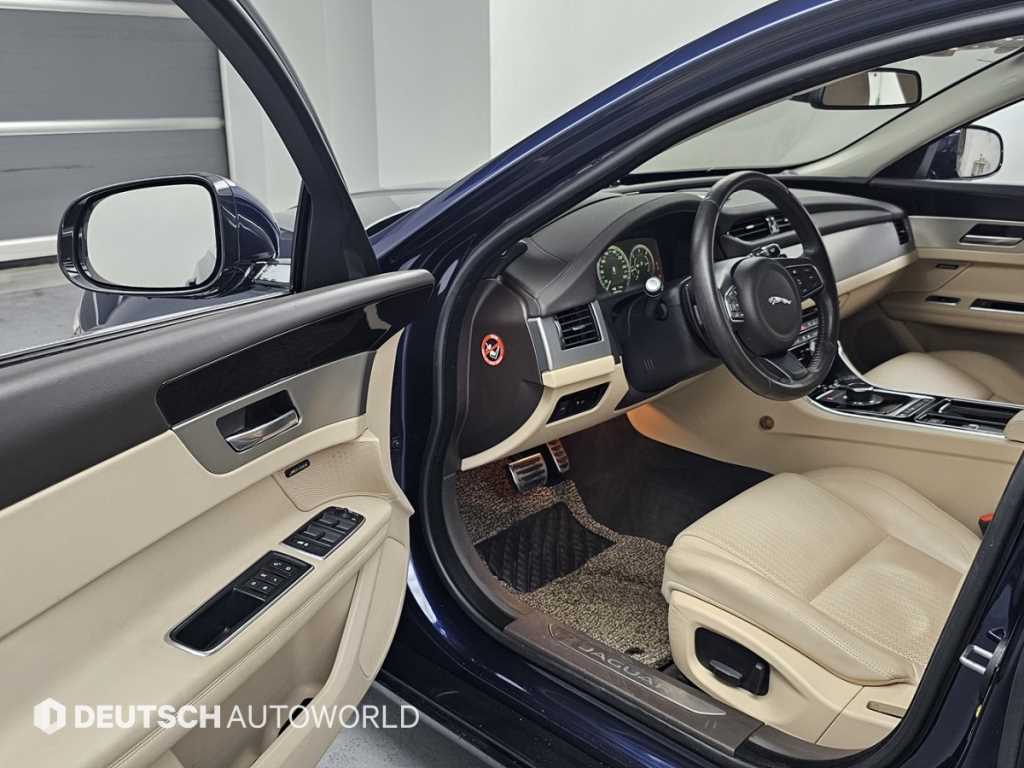 Jaguar XF — photo 11
