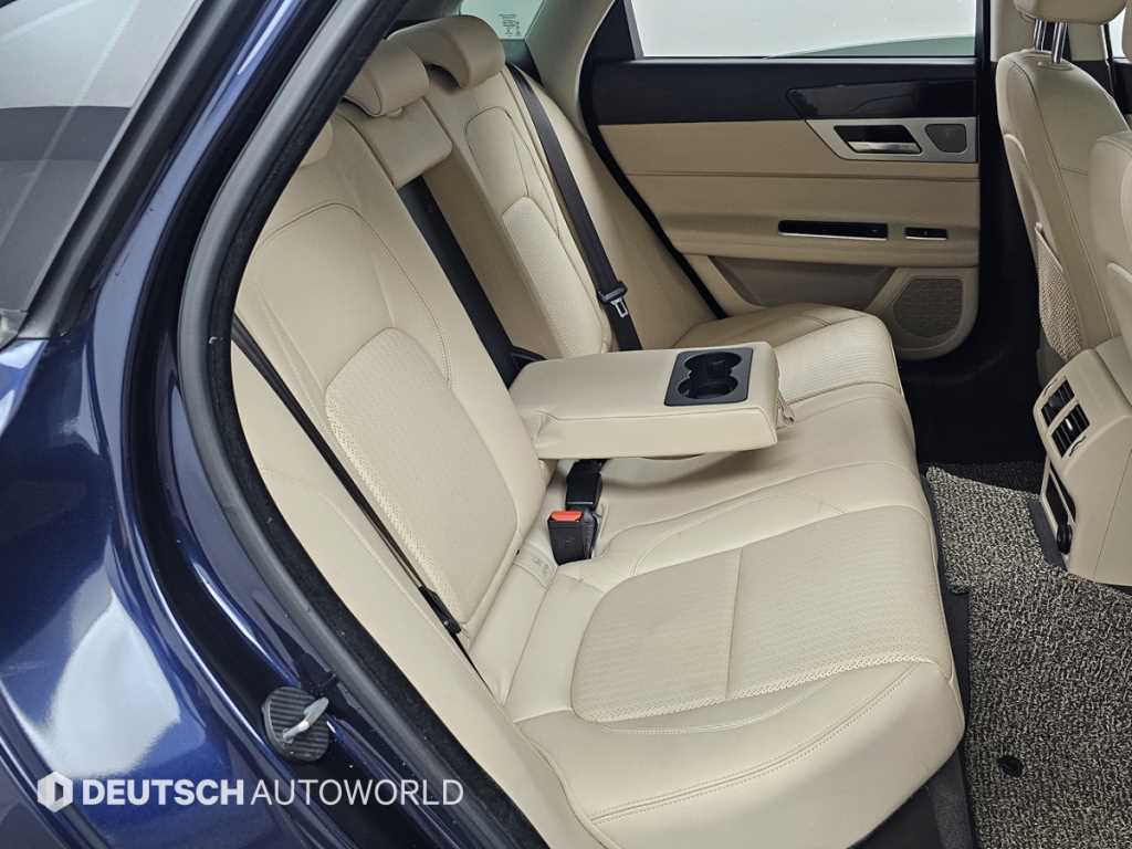 Jaguar XF — photo 12