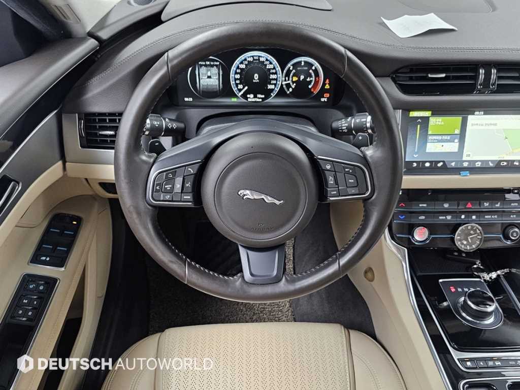 Jaguar XF — photo 13