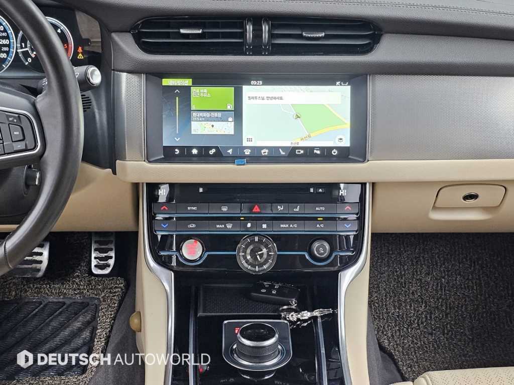 Jaguar XF — photo 14