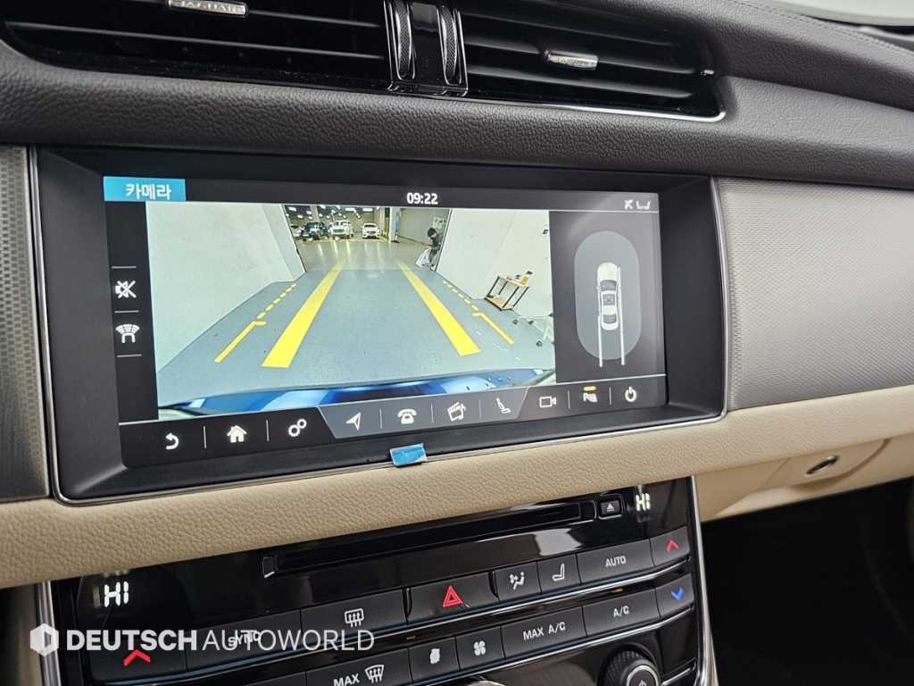Jaguar XF — photo 15