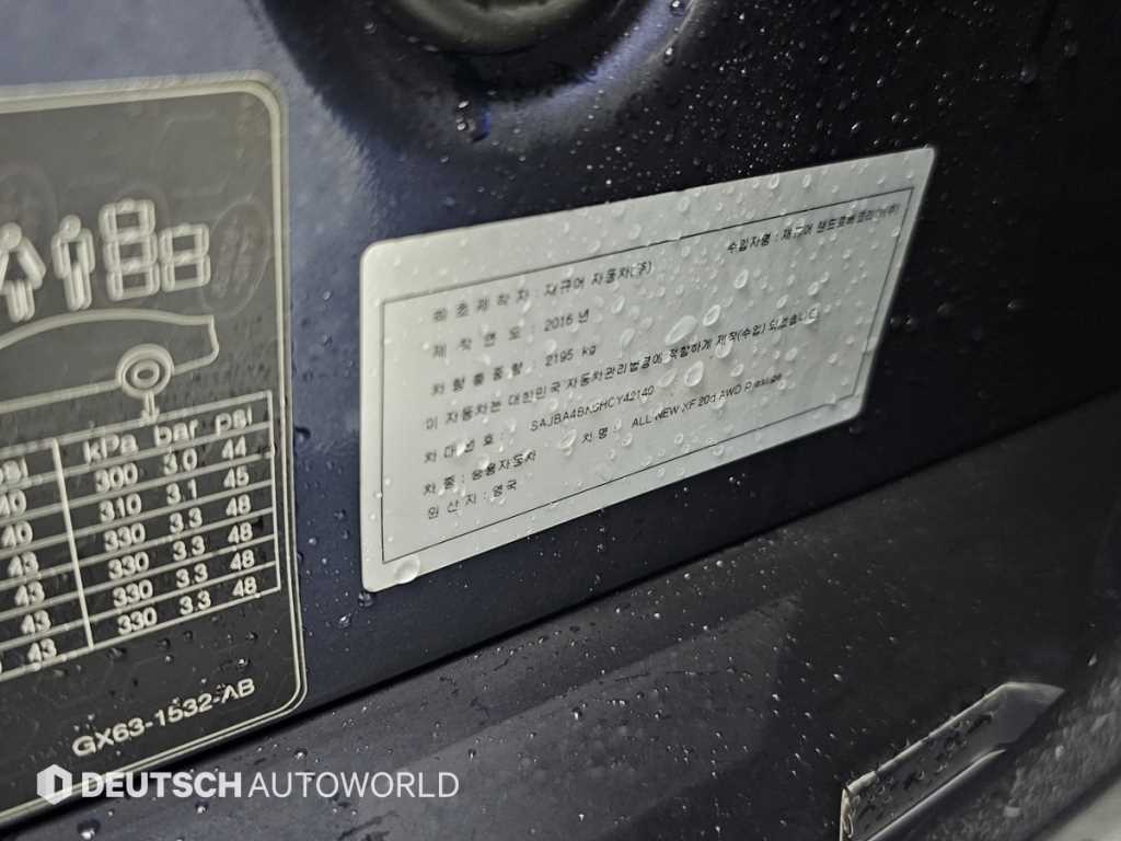 Jaguar XF — photo 20