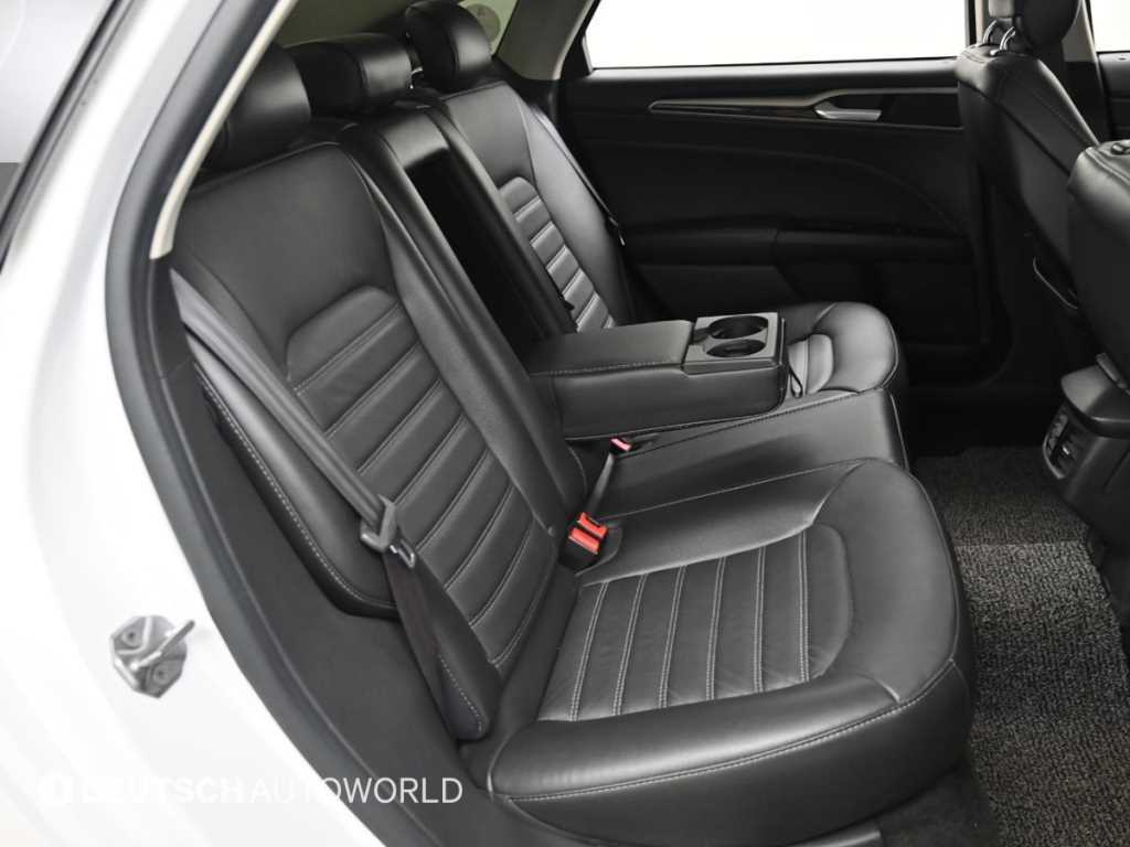 Ford Fusion — photo 12