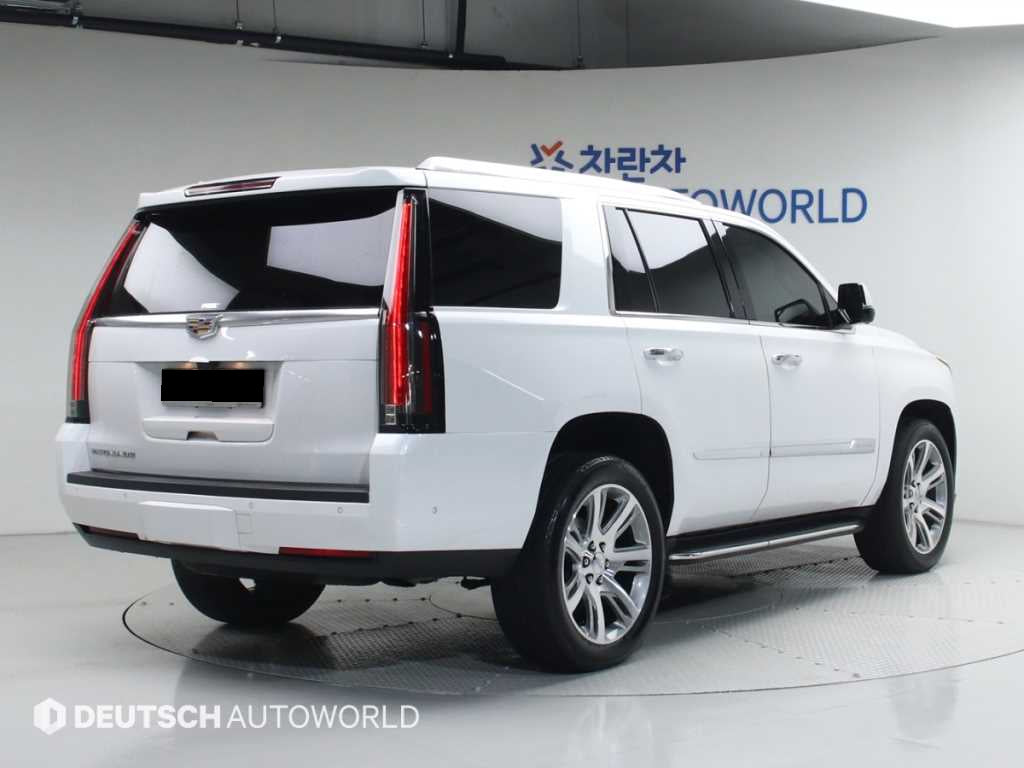 Cadillac Escalade — photo 02