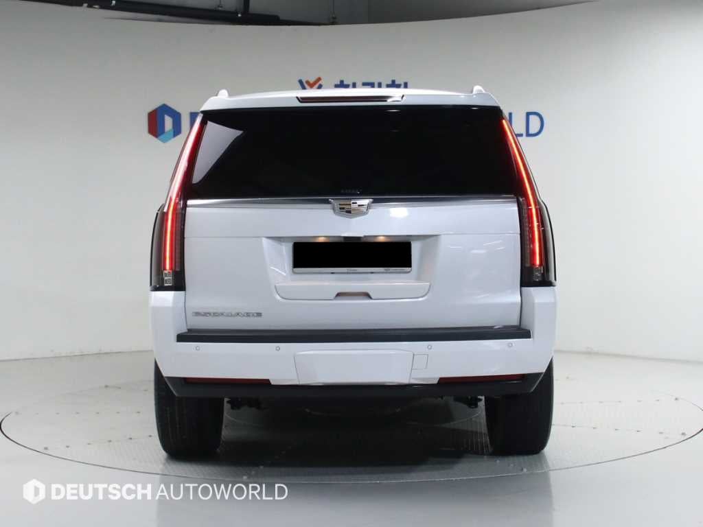 Cadillac Escalade — photo 04