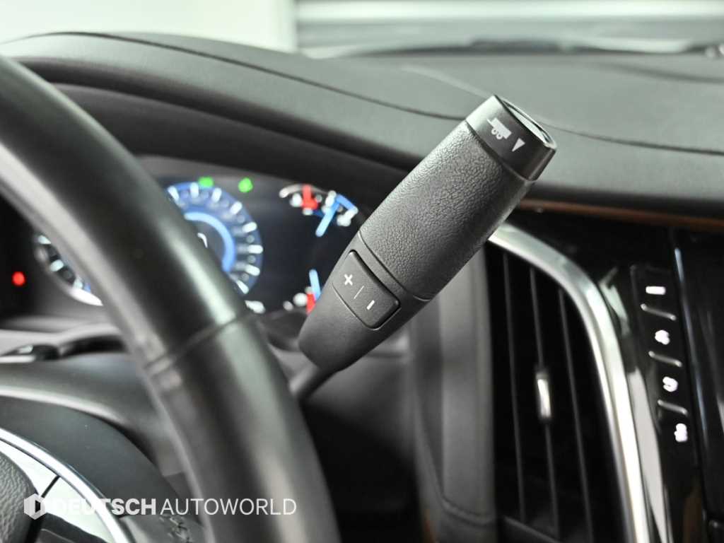 Cadillac Escalade — photo 09