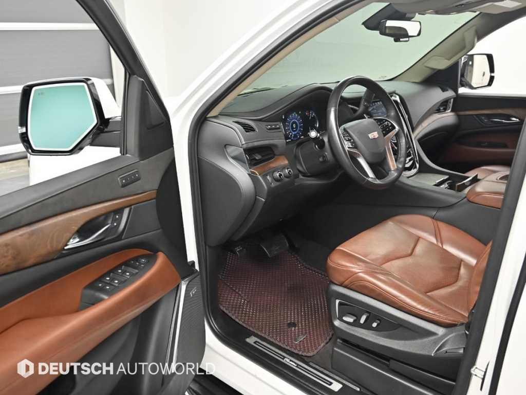 Cadillac Escalade — photo 11