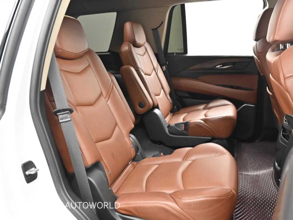 Cadillac Escalade — photo 12