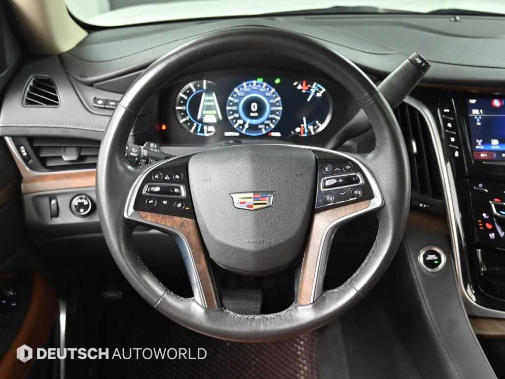 Cadillac Escalade — photo 13