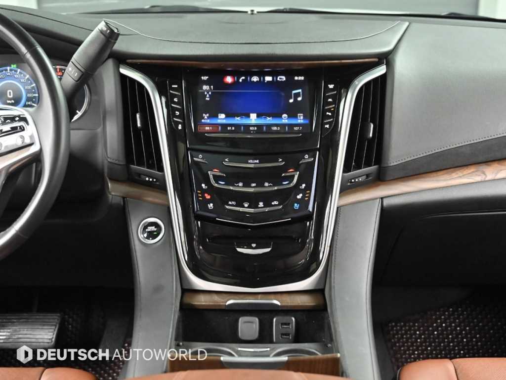 Cadillac Escalade — photo 14