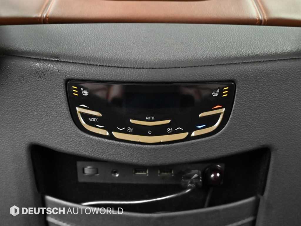 Cadillac Escalade — photo 16