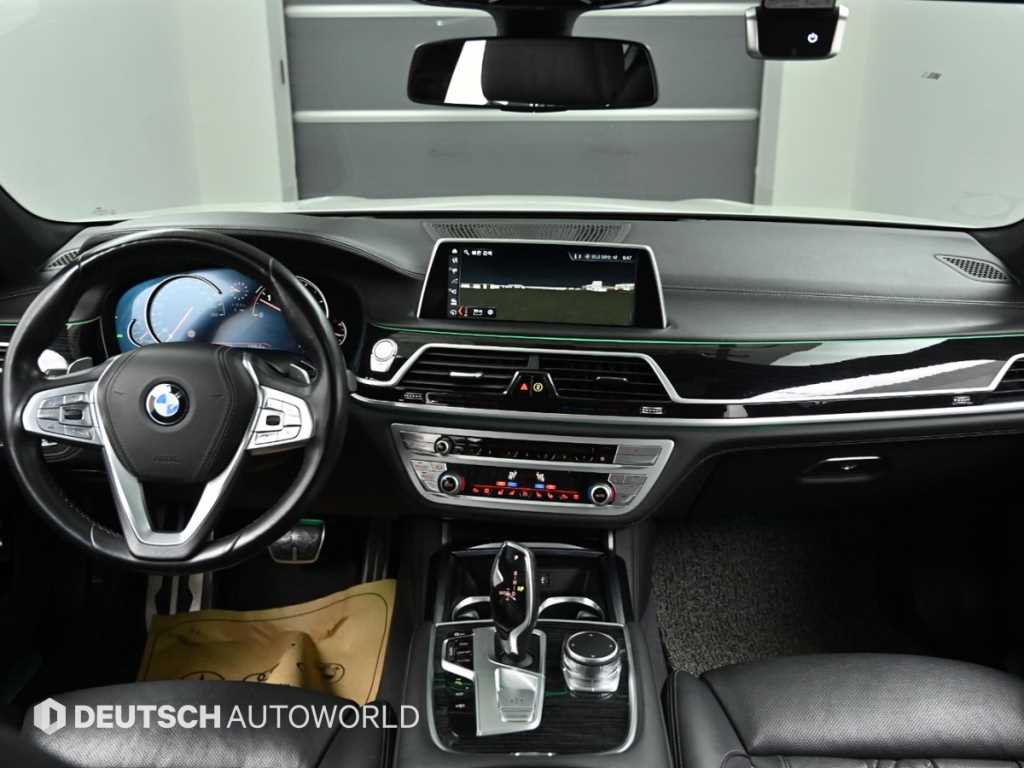 BMW 7-Series — photo 07