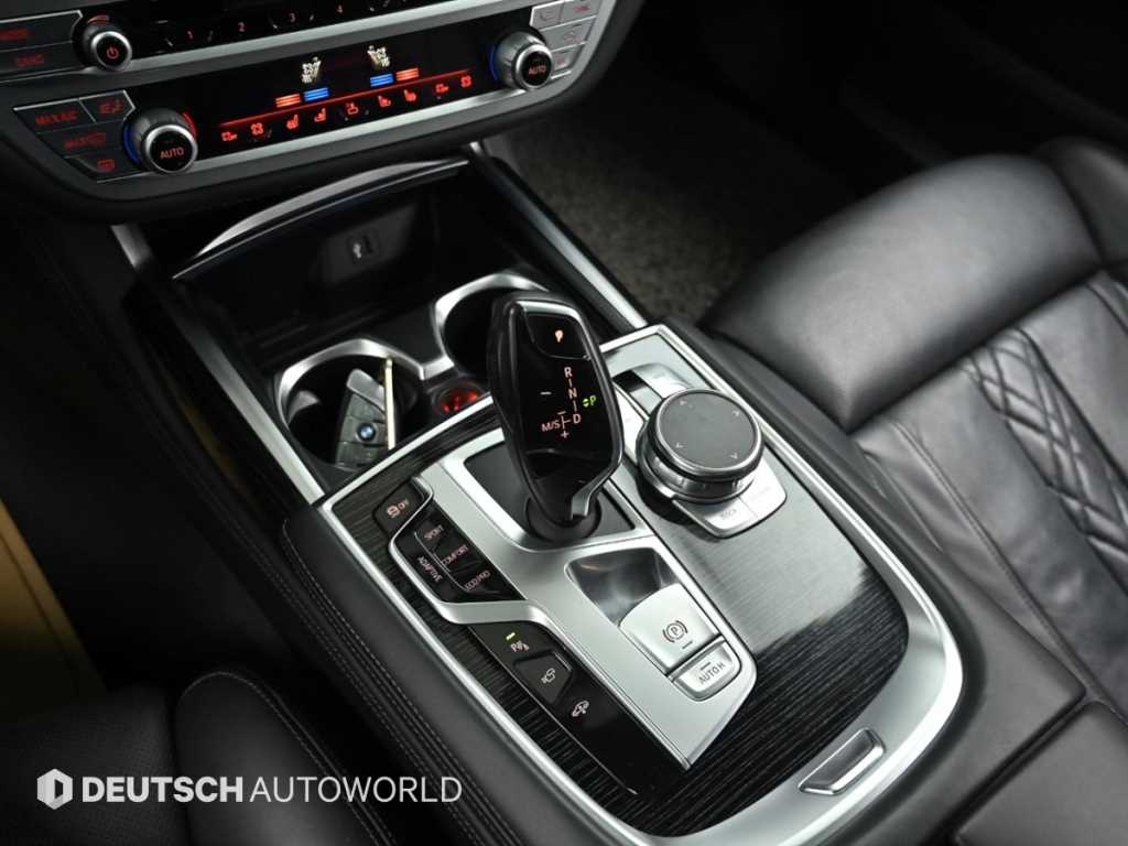 BMW 7-Series — photo 09