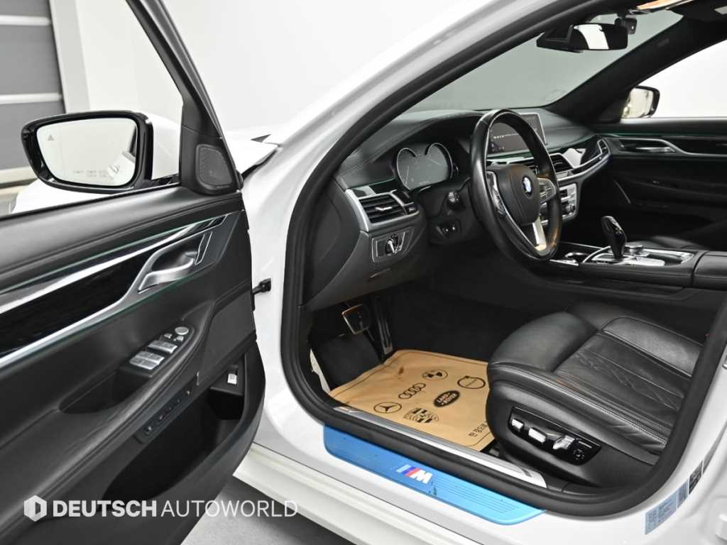 BMW 7-Series — photo 11