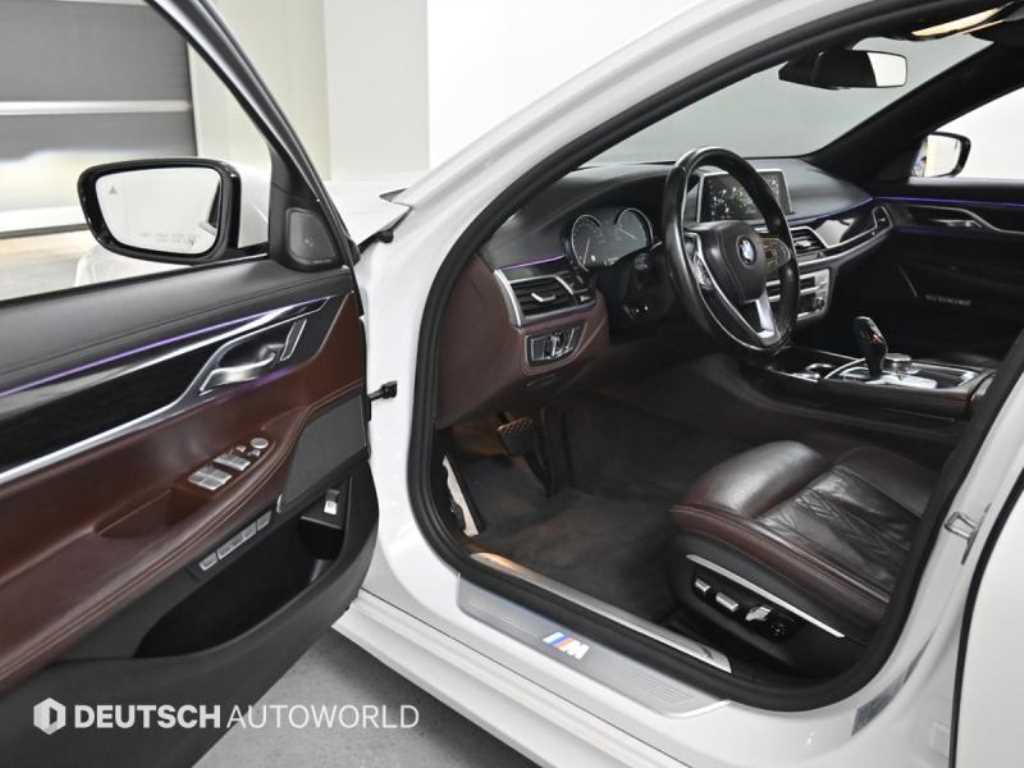 BMW 7-Series — photo 11