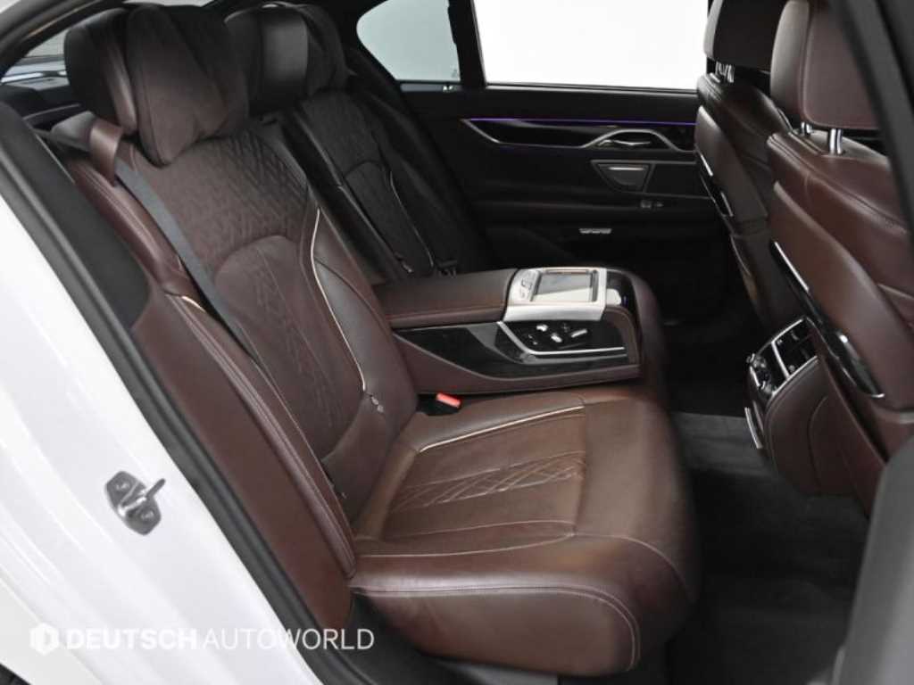 BMW 7-Series — photo 12